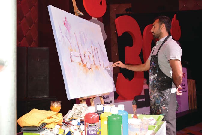 الرسام احمد دشتي ينفذ لوحته

