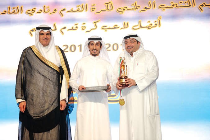 جائزة استفتاء افضل لاعب كرة قدم في موسم 2013 - 2014 يتسلمها اللاعب سيف الحشان
