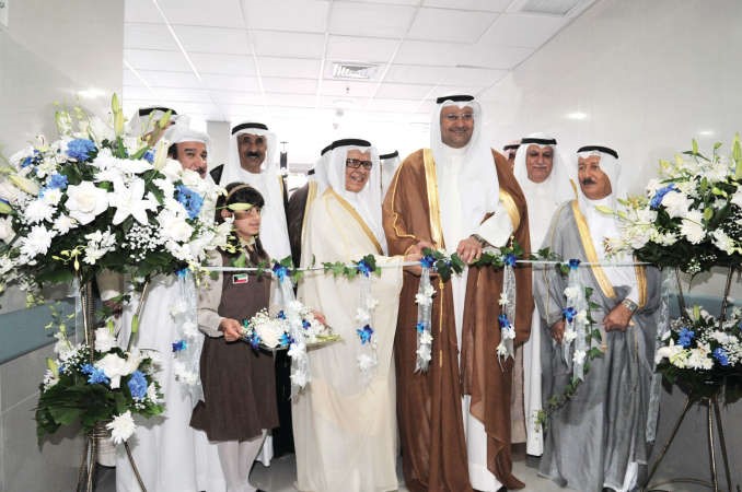 دعلي العبيدي وفهد المعجل وجواد بوخمسين خلال افتتاح مركز هيا المعجل الصحي قاسم باشا