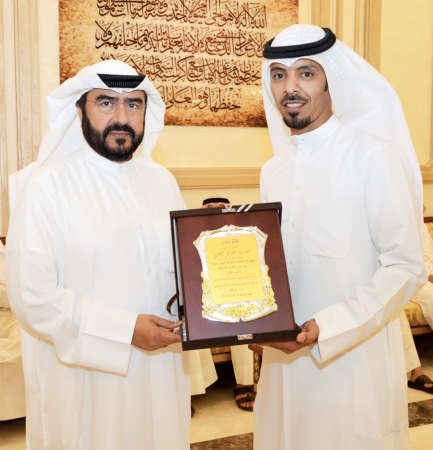 النائب سعدون حماد يتسلم درعا تذكاريةمن احمد عجب﻿