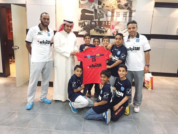 عدد من البراعم مع فانيلة برشلونة ﻿
