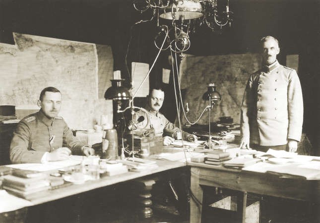 صورة تعود للعام 1915 لضباط المان يناقشون استخدام الغازات السامة في بلجيكا في الحرب العالمية الاولى	 اپ﻿
