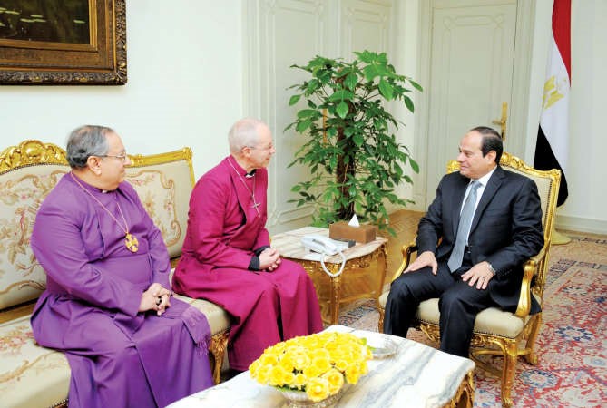 الرئيس المصري عبدالفتاح السيسي خلال استقباله رئيس اساقفة كانتربري بالمملكة المتحدة جاستن ويلبي بحضور مطران الكنيسة الانجليكانية بمصر وشمال افريقيا منير حنا في القاهرة امس افپ﻿