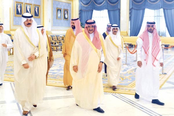 صاحب السمو الملكي الامير محمد بن نايف وصاحب السمو الملكي الامير محمد بن سلمان في استقبال الشيخ محمد الخالد والشيخ خالد الجراح ويبدوسفيرنا لدى المملكة الشيخ ثامر الجابر									 واس