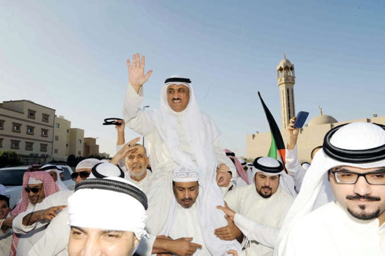 مسلم البراك محمولا على الاكتاف بعد خروجه من الحبس امس هاني عبدالله