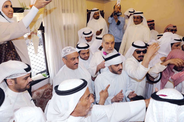 البراك بين محبيه ومؤيديه في ديوانه امس