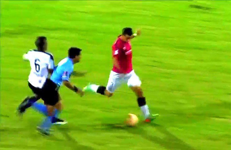بالفيديو.. لاعب يعاقب حكَما بطرحه أرضاً! 