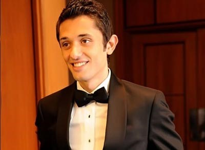 كريم محمود عبدالعزيز طفل رضيع بين ذراعي والده