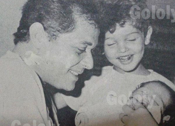 كريم محمود عبدالعزيز طفل رضيع بين ذراعي والده