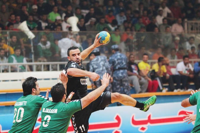 لاعب القرين سعد السالم في مواجهة دفاع العربي﻿