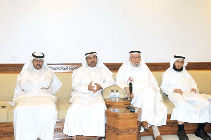 احمد باقر متوسطا المتحدثين في الندوة محمد هاشم