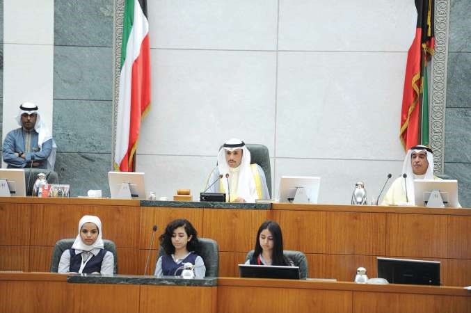 رئيس مجلس الامة مرزوق الغانم مترئسا الجلسة الثانية لبرلمان الطالب وبجانبه امين السر م عادل الخرافي وتبدو الامانة العامة الطلابية