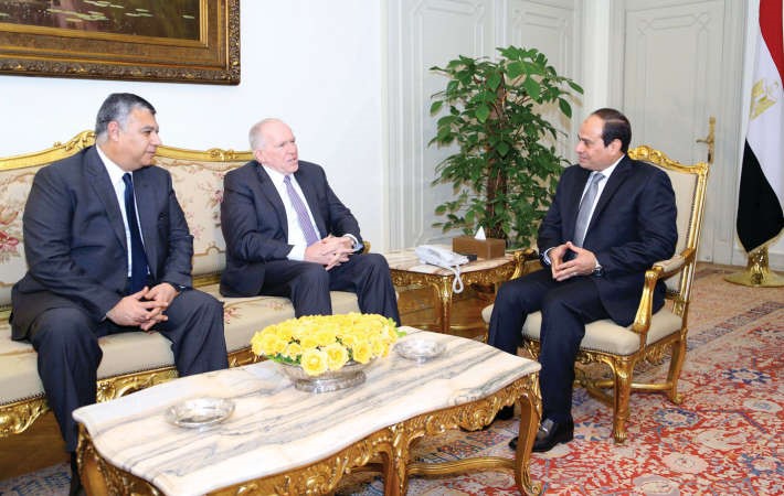 الرئيس المصري عبدالفتاح السيسي خلال لقائه مدير سي اي ايه جون برينان بحضور مدير المخابرات العامة خالد فوزي في القاهرة امس الاول افپ