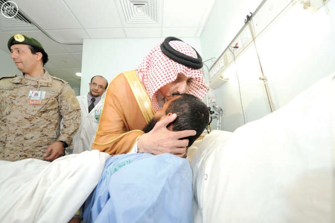 صاحب السمو الملكي الامير فيصل بن خالد بن عبدالعزيز امير منطقة عسير يزور مصابي الجيش في خميس مشيطواس﻿