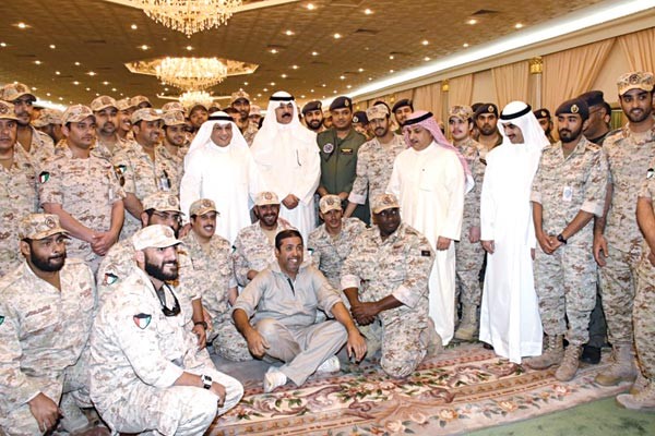 الشيخ محمد الخالد والشيخ خالد الجراح خلال تفقدهما القوة المشاركة في عاصفة الحزم