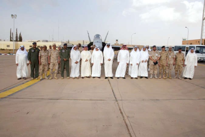 الشيخ محمد الخالد والشيخ خالد الجراح خلال تفقدهما القوة المشاركة في عاصفة الحزم ﻿