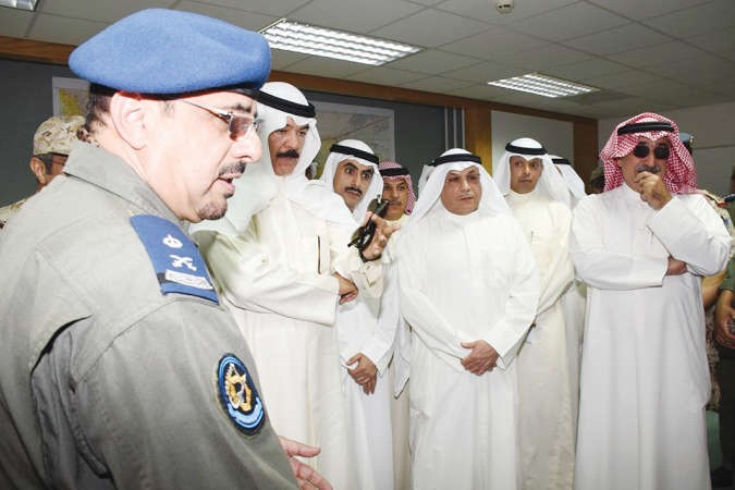 الشيخ محمد الخالد والشيخ خالد الجراح يستمعان الى شرح حول عمل القوة ﻿