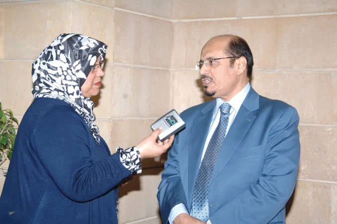 د عوض العنزي متحدثا الى الزميلة هناء السيدناصر عبدالسيد