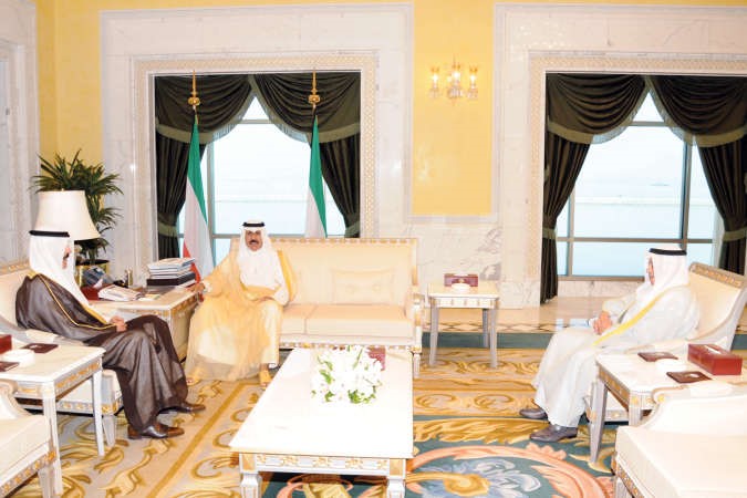 سمو نائب الامير وولي العهد الشيخ نواف الاحمد مستقبلا الشيخ محمد الخالد والشيخ خالد الجراح﻿