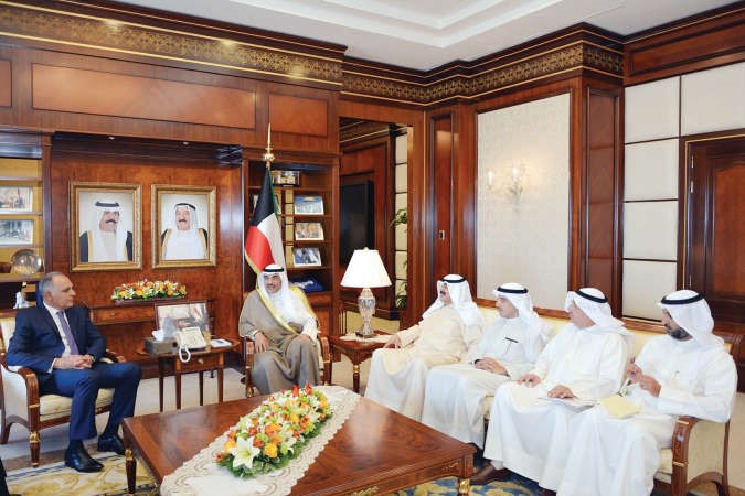 رئيس مجلس الوزراء بالانابة ووزير الخارجية الشيخ صباح الخالد خلال لقائه مع وزير الشؤون الخارجية والتعاون في المغرب صلاح الدين مزوار﻿