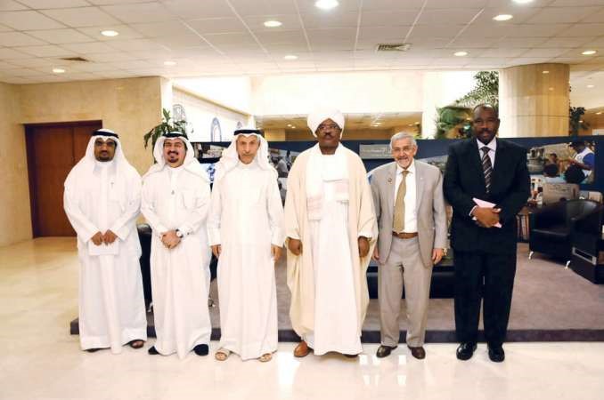 دهلال الساير مستقبلا السفير محيي الدين سالم احمد﻿