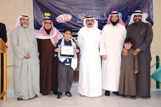 دخيل العنزي وانور عبدالغفور وفهد المعكام خلال تكريم الطلبة﻿