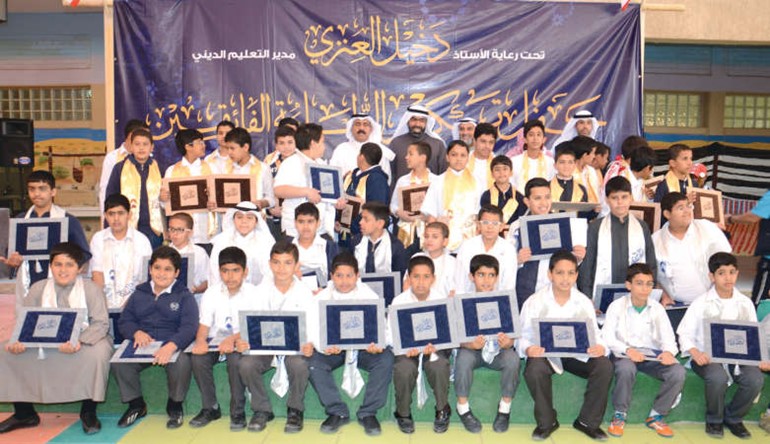 صورة جماعية للطلبة المكرمين ﻿