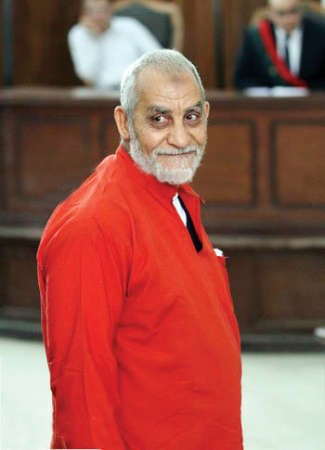 محمد بديع في اول ظهور له مرتديا البدلة الحمراء امام المحكمة امساليوم السابع ﻿