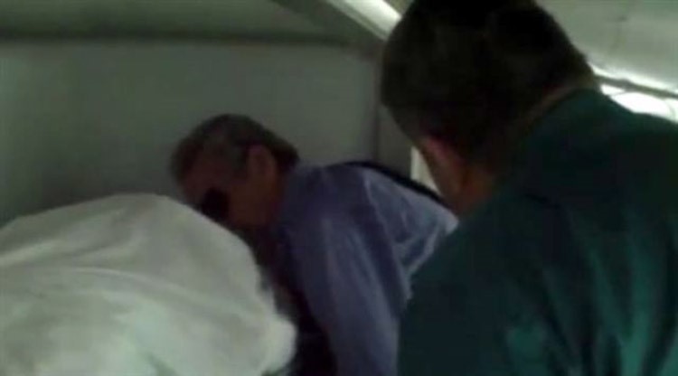 بالصور.. انهيار فاروق الفيشاوي بعد تقبيله إبراهيم يسري في ثلاجة الموتى