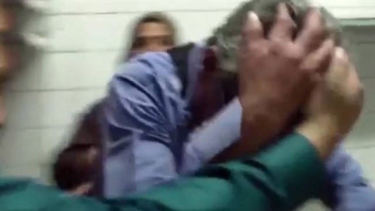 بالصور.. انهيار فاروق الفيشاوي بعد تقبيله إبراهيم يسري في ثلاجة الموتى