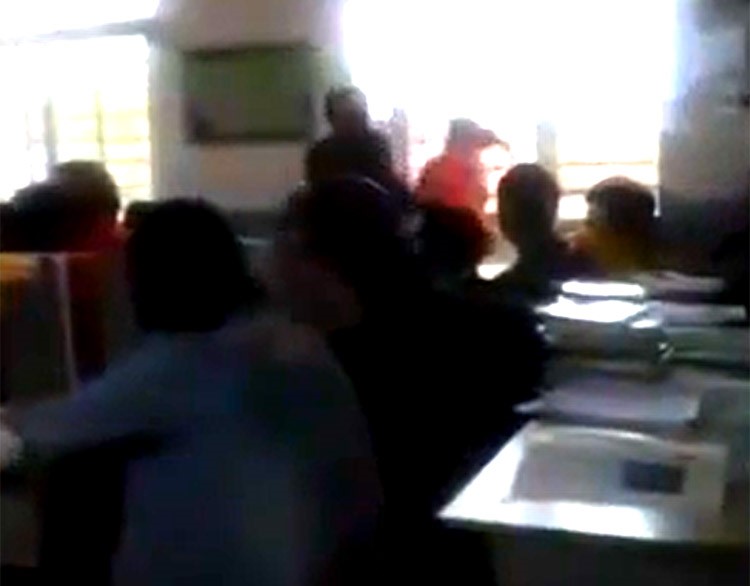 بالفيديو.. معلم يضرب بوحشية طالبة اتهمته بالتحرش بها أمام زملائها