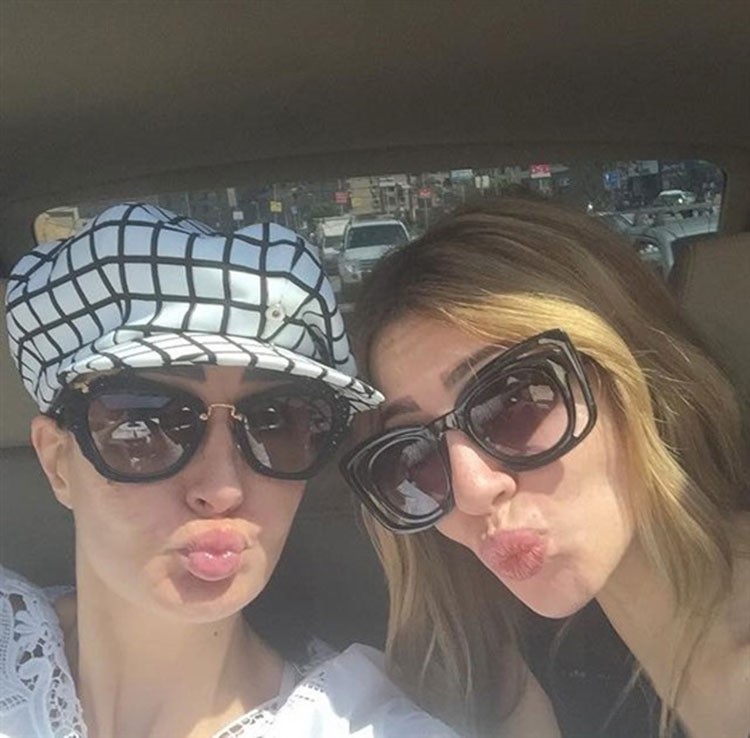 غادة عبد الرازق تنشر صورة سيلفي لها مع ابنتها في السيارة