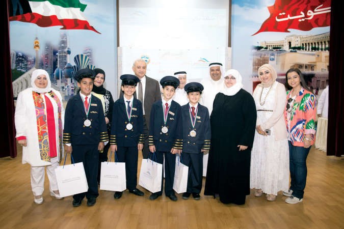 د بدر العيسى متوسطا عددا من المكرمين