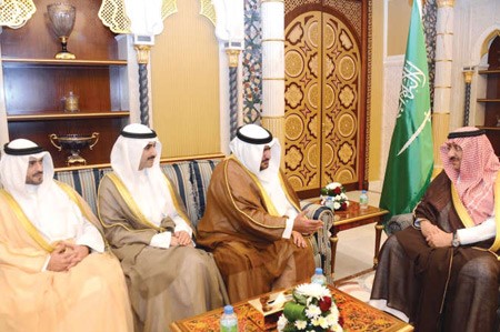 صاحب السمو الملكي الامير محمد بن نايف مستقبلا الشيخ ثامر العلي بحضور الشيخ ثامر الجابر والشيخ صباح بدر صباح السالم