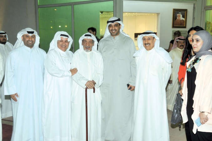 الشيخ محمد العبدالله مع الفنان عبدالرسول سلمان وبعض الحضورمحمد هاشم
