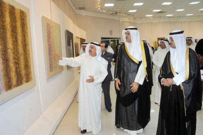 الشيخ سلمان الحمود ود بدر الدويش خلال جولة على معرض الفنان عبدالرسول سلمان 