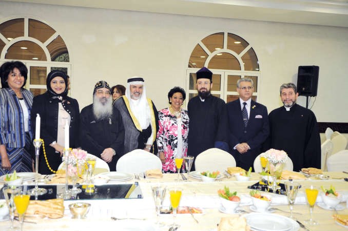 السفير البحريني الشيخ خليفة بن حمد وعائشة اليحيى يقدمان التهاني