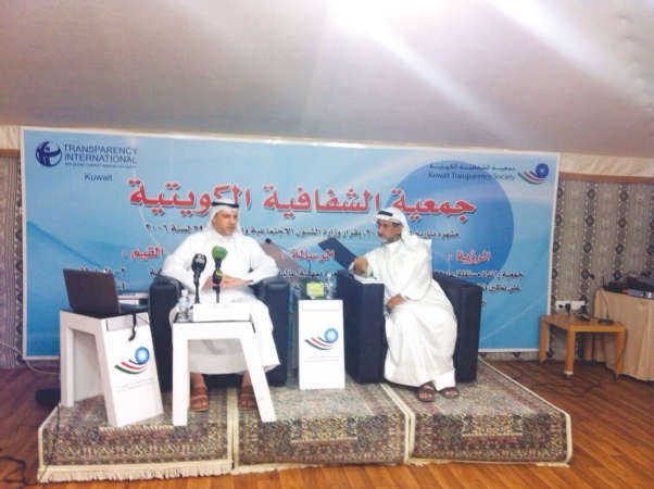 درياض الفرس متحدثا خلال ديوانية الشفافية﻿