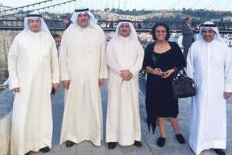 الشيخ سلمان الحمود متوسطا د بدر الدويش ود نرمين الحوطي وفيصل المتلقم والسفير سعود الدويش﻿