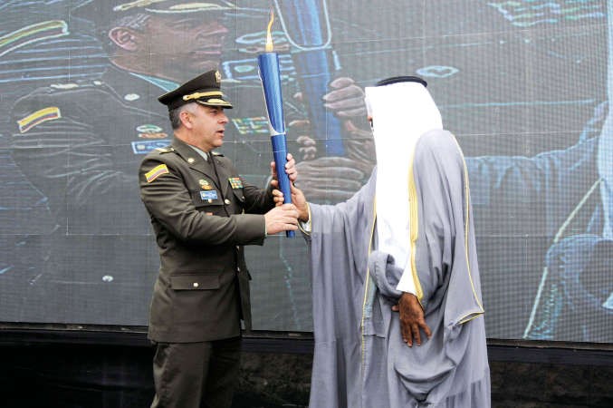 النواف يسلم الشعلة للعقيد الكولومبي غونزالو ليوندونو 
