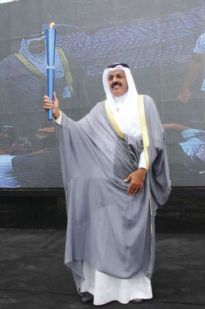 رئيس الاتحاد الدولي الرياضي للشرطة الشيخ احمد النواف حاملا شعلة حماة الانسانيةمحمد خلوصي