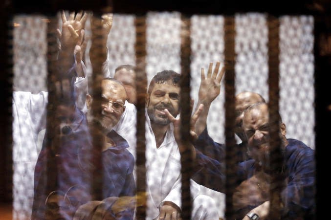 عصام العريان ومحمد البلتاجي واخرون يرفعون علامة رابعة عقب النطق بالحكم 	رويترز﻿