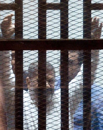 محمد مرسي في قفص الاتهام عقب النطق بالحكم امس	 افپ﻿
