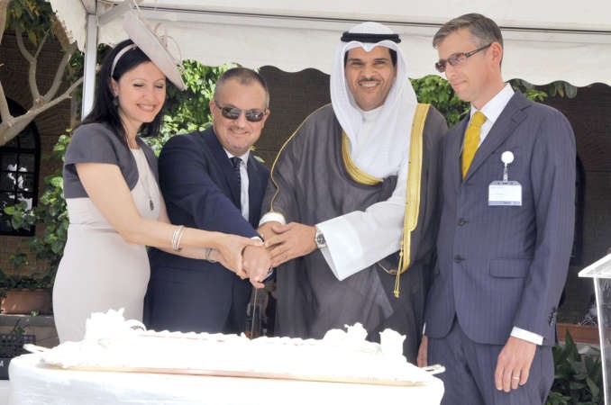 الشيخ سلمان الحمود والسفير البريطاني ماثيو لودج يشاركان قطع كيك الحفل احمد علي
