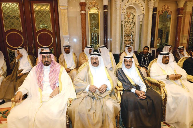 السفيران الشيخ علي الخالد وعلي الهيفي وعدد من الحضور في الاجتماع