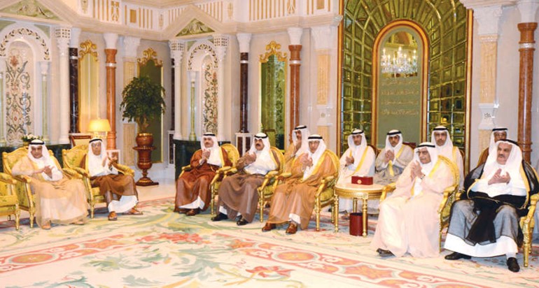 الشيخ خالد الجراح والشيخ خالد العبد اللهوخالد الجارالله وعبد العزيز الشارخ والسفير ضرار رزوقي مع عدد من الحضور 