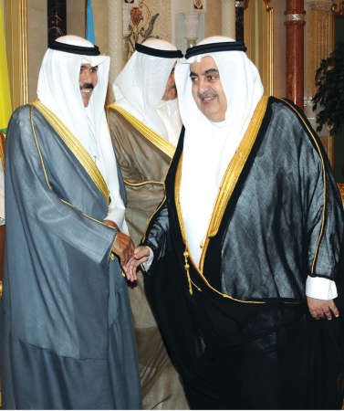 سمو نائب الامير مصافحا السفير عادل العيار 