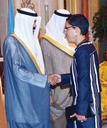 السفيرة ريم الخالد مصافحة سمو نائب الامير 