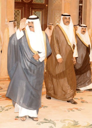 سمو نائب الامير وولي العهد الشيخ نواف الاحمد يحيي الحضور لدى وصوله الى مقر المؤتمر ويبدو الشيخ صباح الخالد 