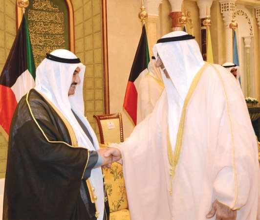 سمو الشيخ ناصر المحمد مصافحا السفير خالد الدويسان 
